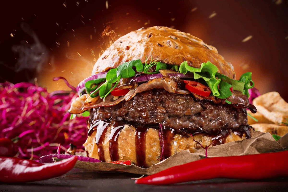 BBQ бургер — говяжья котлета, сыр, карамелизованный лук и соус BBQ